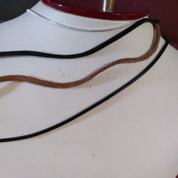 Repeating 3 strand charm necklace - Picture 3 of 4